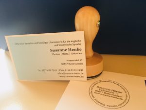 Als beeidigte Übersetzerin fertige ich für Sie auf Wunsch auch beglaubigte Übersetzungen zur Vorlage bei Gerichten und Behörden an. Beglaubigungsstempel