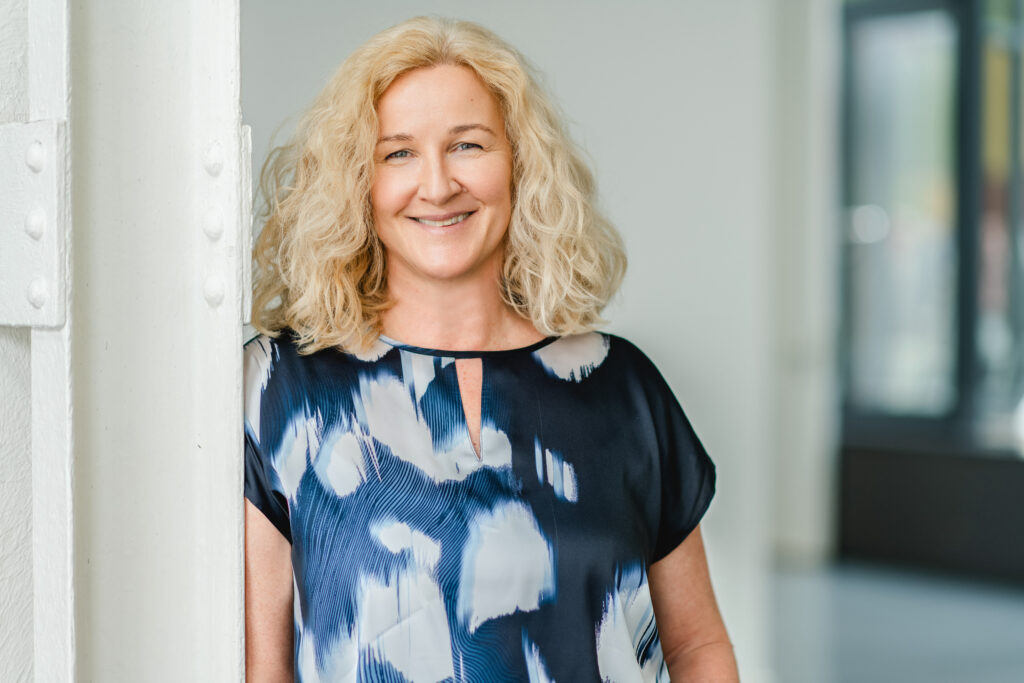 Susanne Henke, Ihre Ansprechpartnerin für alle Fragen rund um den Einkauf von Übersetzungen Susanne Henke, Ihre Ansprechpartnerin für alle Fragen rund um den Einkauf von Übersetzungen